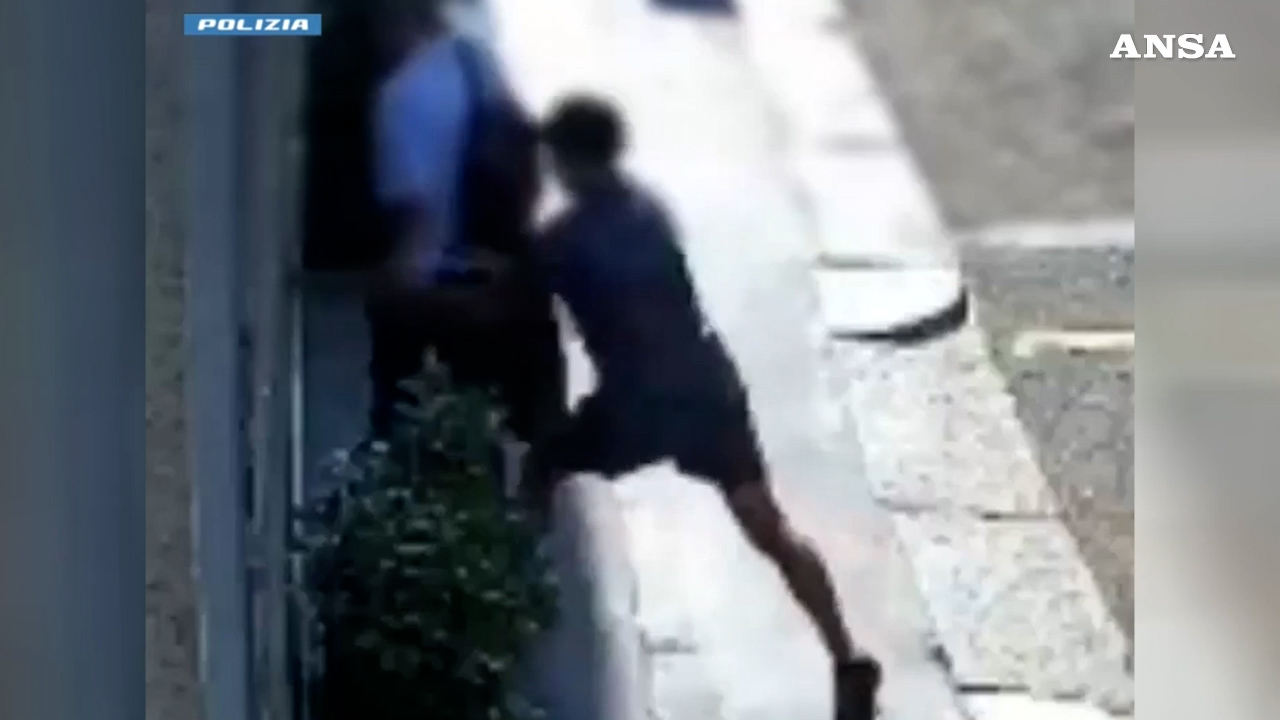 Milano, scippa un orologio da 300mila euro a un imprenditore turco: ecco come ha agito – Video
