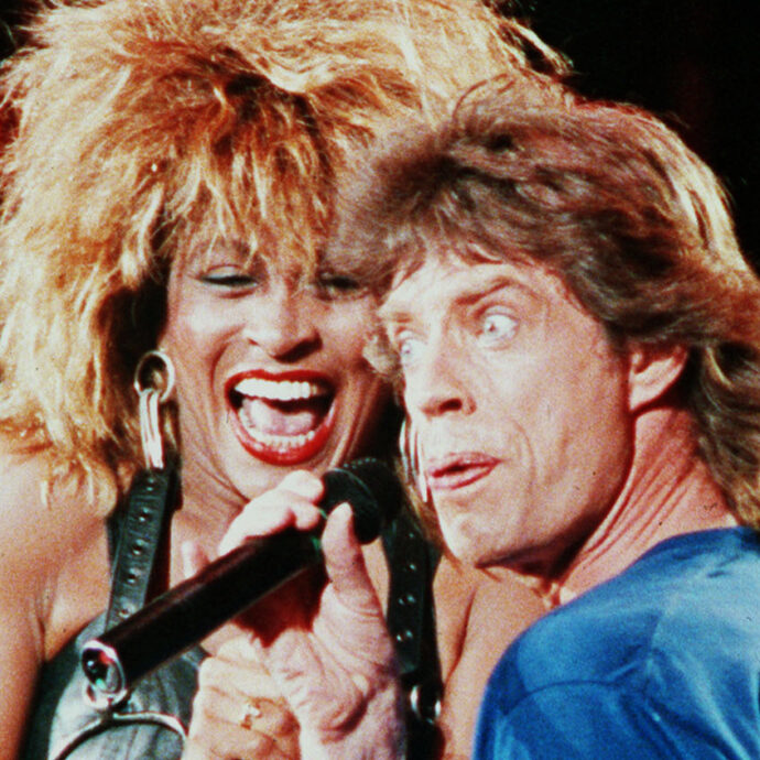 La telefonata tra Jagger e Bowie, l’esibizione al buio di Paul McCartney e quel concerto che voleva cambiare il mondo: il dietro le quinte del Live Aid