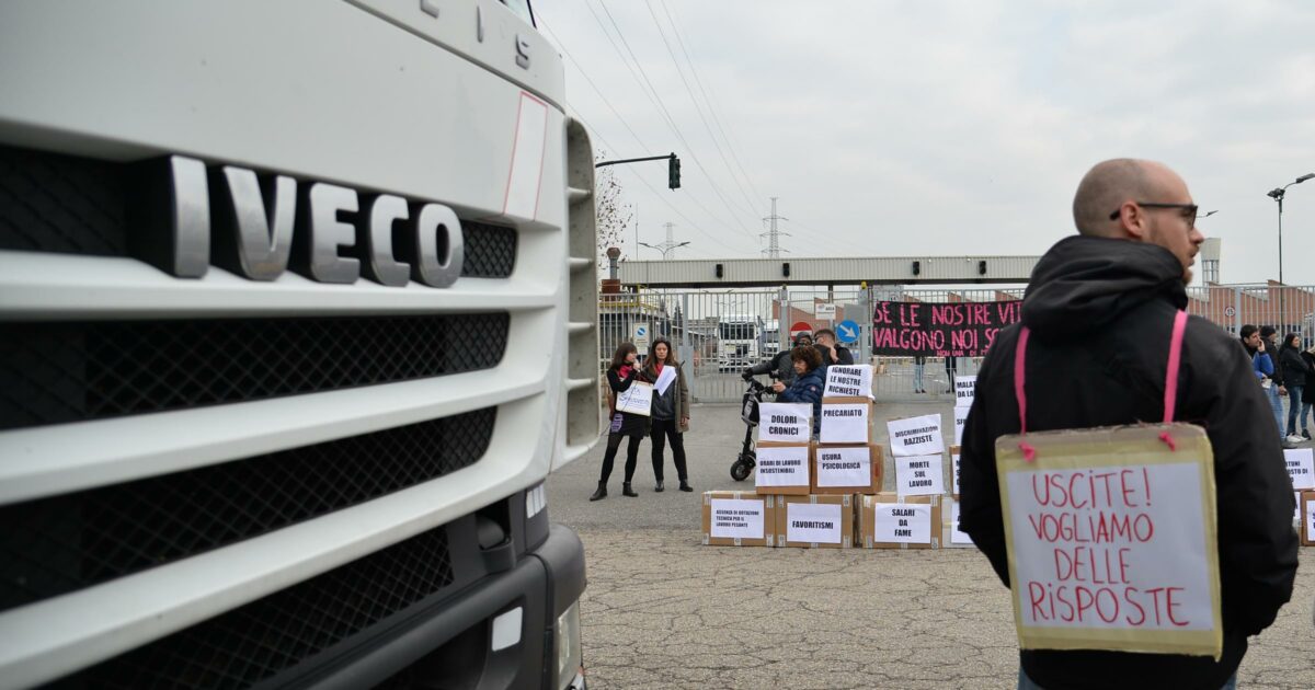 Gli Agnelli vogliono vendere pure Iveco. I sindacati “Stanno smontando l’industria italiana dell’automotive” Gli Agnelli vogliono vendere pure Iveco. I sindacati “Stanno smontando l’industria italiana dell’automotive”