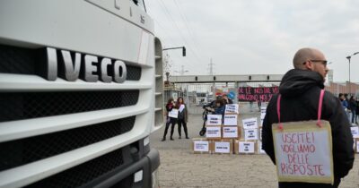 Copertina di Gli Agnelli vogliono vendere pure Iveco. I sindacati “Stanno smontando l’industria italiana dell’automotive”