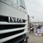 Copertina di Gli Agnelli vogliono vendere pure Iveco. I sindacati “Stanno smontando l’industria italiana dell’automotive”