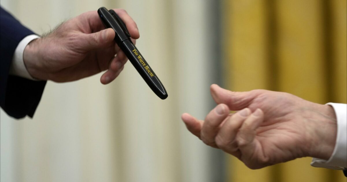Per la legge Usa sulle stablecoin manca solo la firma di Trump. Più incerto l’iter delle norme su bitcoin, etc Per la legge Usa sulle stablecoin manca solo la firma di Trump. Più incerto l’iter delle norme su bitcoin, etc