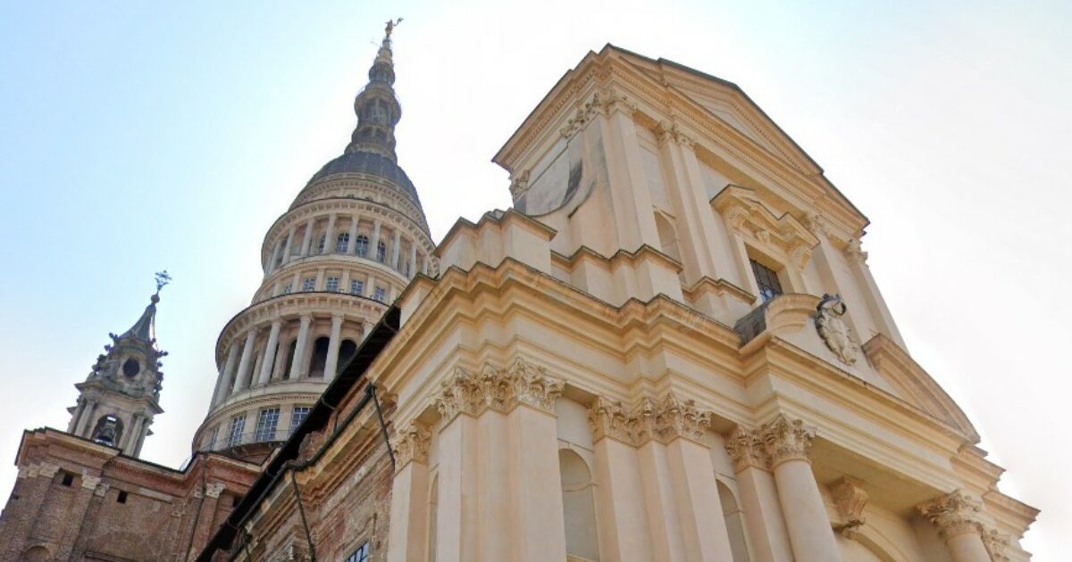 Novara, due ragazzi si arrampicano sulla cupola di San Gaudenzio per fare delle foto: fermati e identificati Novara, due ragazzi si arrampicano sulla cupola di San Gaudenzio per fare delle foto: fermati e identificati