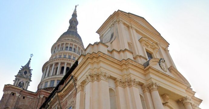 Novara, due ragazzi si arrampicano sulla cupola di San Gaudenzio per fare delle foto: fermati e identificati