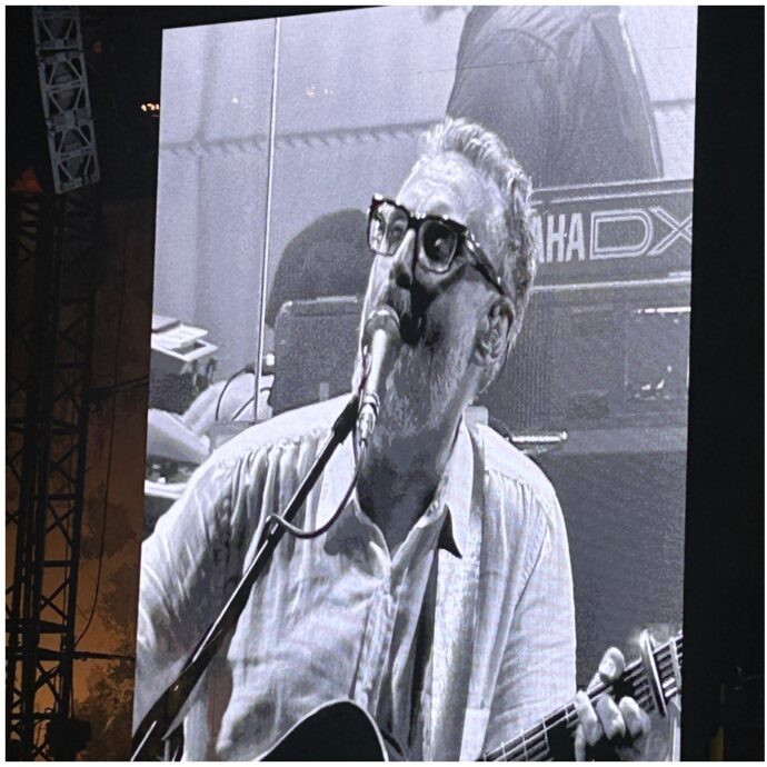 “I Brunoriani preferiscono stare seduti. C’è pigrizia insita in noi”. Siamo stati al concerto di Brunori a Salerno e ci è piaciuto parecchio