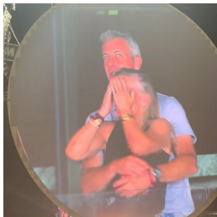 Imbarazzo incontenibile al concerto dei Coldplay: coppia abbracciata inquadrata all’improvviso, ma lui è sposato con un’altra (che cancella il profilo social). Ecco chi sono