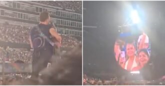 Copertina di “Voi due siete regolari?”: la Kiss Cam inquadra una nuova coppia e Chris Martin dei Coldplay ci scherza