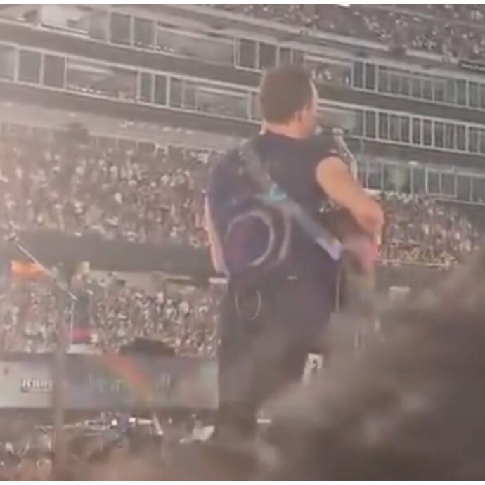 “Voi due siete regolari?”: la Kiss Cam inquadra una nuova coppia e Chris Martin dei Coldplay ci scherza