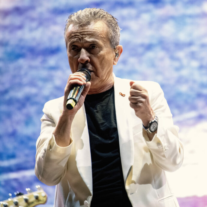 “Avevo tre possibilità per morire: il palco, il tavolo verde e la fi*a. Le ultime due le ho cassate. Non mi rimane che morire sul palco”: lo rivela Pupo