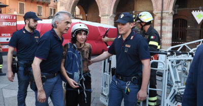 Copertina di Attivista di Extinction Rebellion fatta spogliare, gip chiede di indagare il commissario che ordinò la perquisizione
