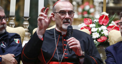 Copertina di Il cardinale Pizzaballa entra a Gaza con aiuti dopo il raid israeliano sulla Chiesa
