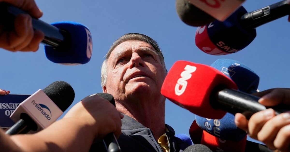 Brasile, braccialetto elettronico per Bolsonaro. Perquisita la sua casa: “Trovati 10mila dollari in contanti”