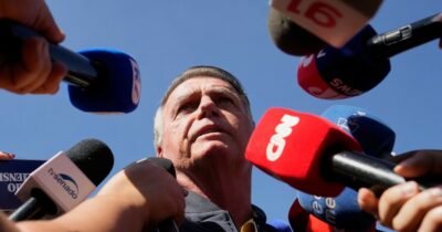 Copertina di Brasile, braccialetto elettronico per Bolsonaro. Perquisita la sua casa: “Trovati 10mila dollari in contanti”