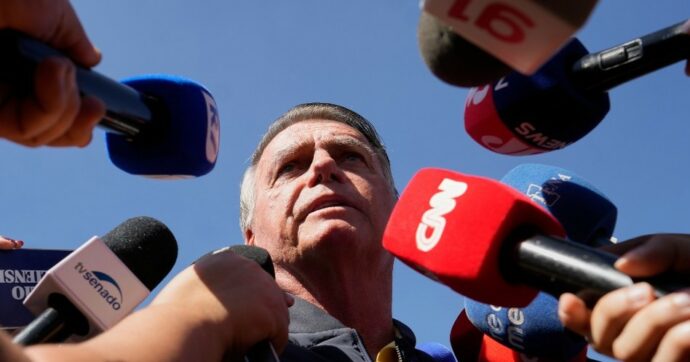 Brasile, braccialetto elettronico per Bolsonaro. Perquisita la sua casa: “Trovati 10mila dollari in contanti”