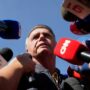 Copertina di Brasile, braccialetto elettronico per Bolsonaro. Perquisita la sua casa: “Trovati 10mila dollari in contanti”