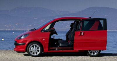 Copertina di 1007, vent’anni fa la rivoluzione firmata Pininfarina. Peugeot e la citycar con le porte scorrevoli