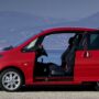 Copertina di 1007, vent’anni fa la rivoluzione firmata Pininfarina. Peugeot e la citycar con le porte scorrevoli