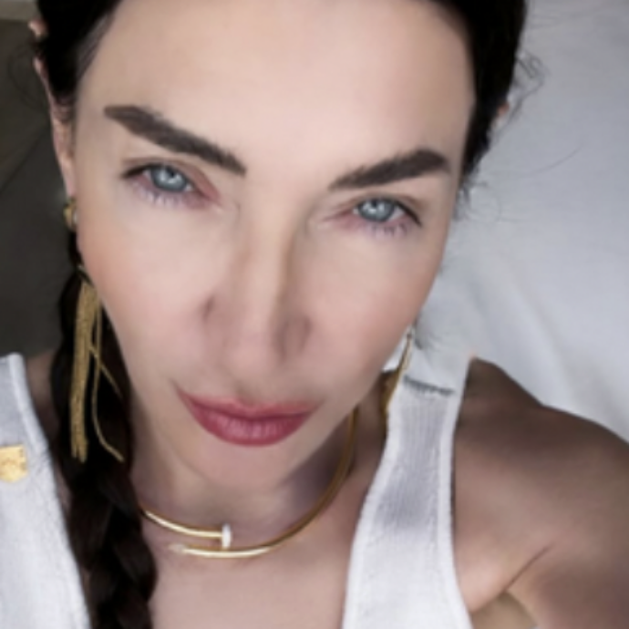 Elisabetta Franchi a due mesi dall’incidente (e dalle polemiche) di nuovo con il telefono mentre guida e una frase al ciclista: “Vedi di stare dalla tua parte”