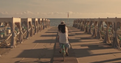 Copertina di Lo stabilimento balnerare di Andrea Bocelli si chiama Alpemare e una tenda costa 16 mila euro a stagione: chi li spende (e per cosa)