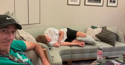 Copertina di Riposini sul divano, crioterapia e “pizzate” in giardino: Cahill pubblica gli scatti privati di Sinner – FOTO