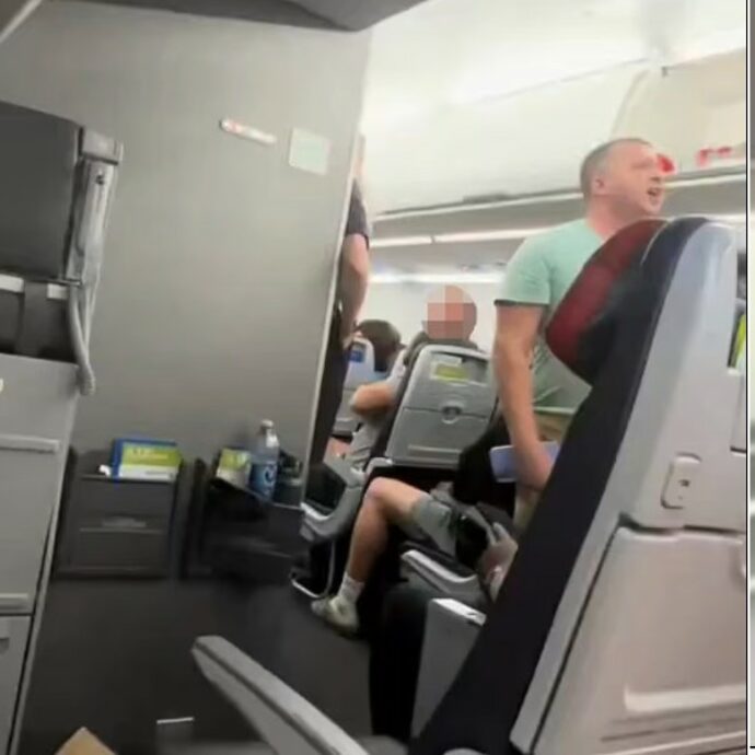 “Prendetemi il mio caricabatterie dalla stiva, avete scherzato con la persona sbagliata”: passeggero scatena il caos su un volo American Airlines prima del decollo
