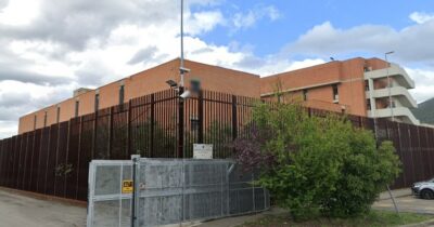 Copertina di Detenuto in isolamento trovato morto in cella a Prato: “Nulla che faccia pensare a un suicidio”