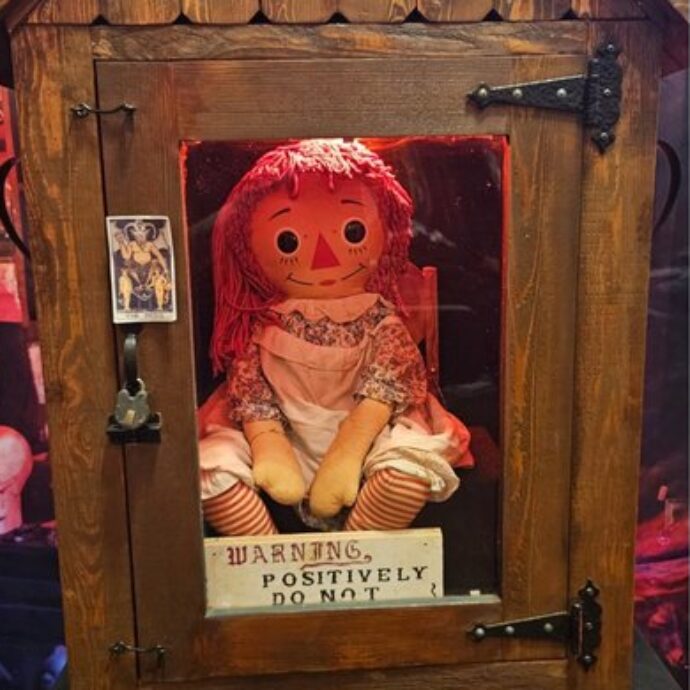 “Accanto al suo corpo c’era la bambola assassina”: è morto improvvisamente Dan Rivera, l’investigatore del paranormale impegnato in un tour con Annabelle