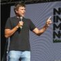 Copertina di “Dopo 60mila morti hai trovato la parola”: la risposta di Di Battista al post di Meloni su Gaza fa il boom di like