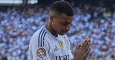 Copertina di Mbappé accusato di dare mazzette ai poliziotti: “Pagava con gli assegni, 5 agenti hanno ricevuto migliaia di euro”