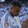 Copertina di Mbappé accusato di dare mazzette ai poliziotti: “Pagava con gli assegni, 5 agenti hanno ricevuto migliaia di euro”