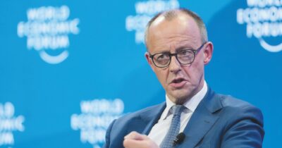 Copertina di Merz col cappellino Maga: “È vero, siamo scrocconi della Nato”. E compra Gnl Usa