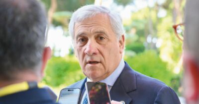 Copertina di Dazi al 15%, Tajani difende Von der Leyen e ribatte a Bayrou: “Accordo fatto da tutta l’Ue, quindi anche la Francia”