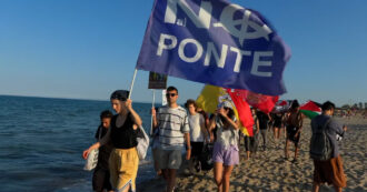 Copertina di Attivisti “no ponte” in spiaggia a Catania contro la visita di Salvini in Sicilia: allontanati dalla polizia – Video