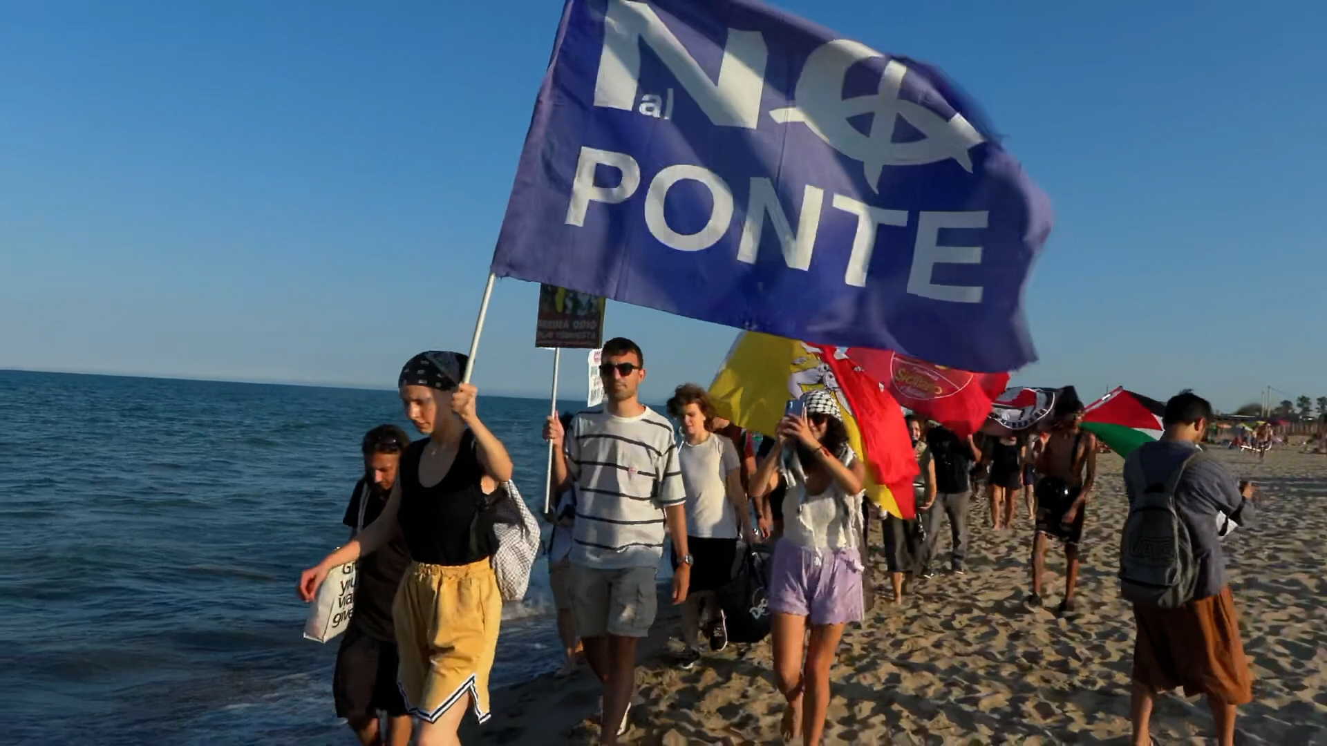 Attivisti “no ponte” in spiaggia a Catania contro la visita di Salvini in Sicilia: allontanati dalla polizia ...