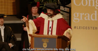 Copertina di “Dilly ding, dilly dong”: il frontman dei Kasabian Sergio Pizzorno riceve la laurea ad honorem e cita Claudio Ranieri