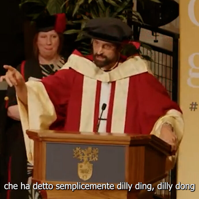 “Dilly ding, dilly dong”: il frontman dei Kasabian Sergio Pizzorno riceve la laurea ad honorem e cita Claudio Ranieri