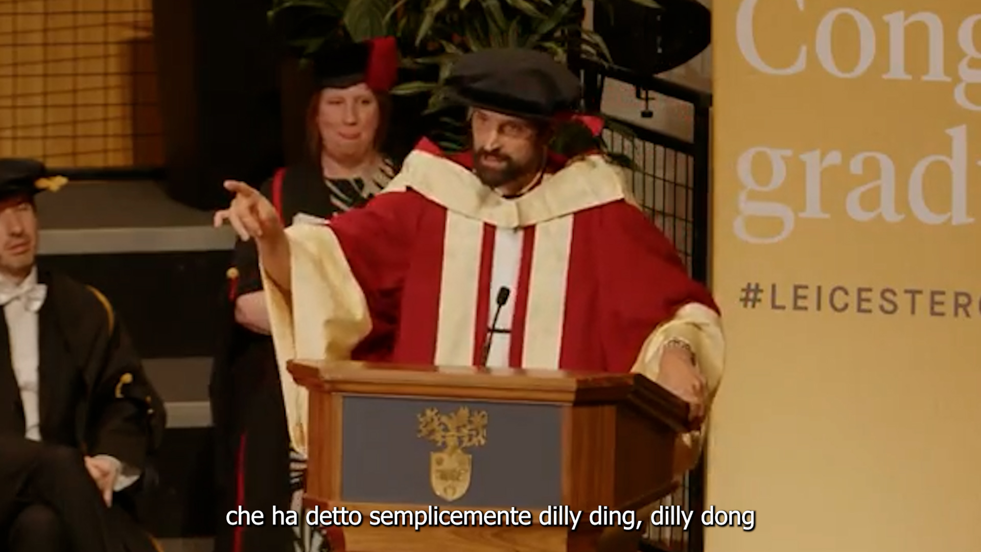 “Dilly ding, dilly dong”: il frontman dei Kasabian Sergio Pizzorno riceve la laurea ad honorem e cita Claudio Ranieri
