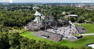 Copertina di Tomorrowland in fiamme, quel che resta del palco principale del festival (ma l’evento va avanti) – Video
