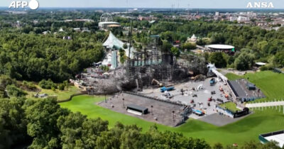 Copertina di Tomorrowland in fiamme, quel che resta del palco principale del festival (ma l’evento va avanti) – Video