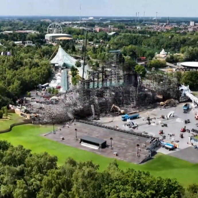 Tomorrowland in fiamme, quel che resta del palco principale del festival (ma l’evento va avanti) – Video