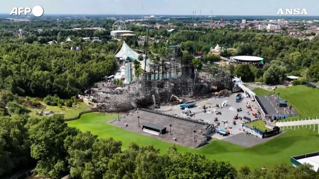 Tomorrowland in fiamme, quel che resta del palco principale del festival (ma l’evento va avanti) – Video Tomorrowland in fiamme, quel che resta del palco principale del festival (ma l’evento va avanti) – Video