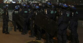 Copertina di Francia: guerriglia in autostrada con spranghe e molotov, 10 poliziotti feriti