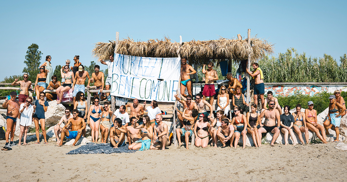 Lido di Venezia, rivolta in costume da bagno. Il popolo dei Murazzi contro la demolizione delle “capannine” Lido di Venezia, rivolta in costume da bagno. Il popolo dei Murazzi contro la demolizione delle “capannine”