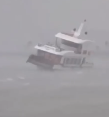 Vietnam, battello turistico si capovolge nella baia di Ha Long: 34 morti e diversi dispersi Vietnam, battello turistico si capovolge nella baia di Ha Long: 34 morti e diversi dispersi