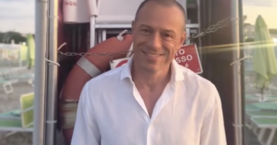 Copertina di “Ci troviamo ogni mattina dalle 5.30 alle 7, in palestra o da remoto quando è in trasferta per lavoro”: il fisico scultoreo di Stefano Accorsi spiegato dal suo personal