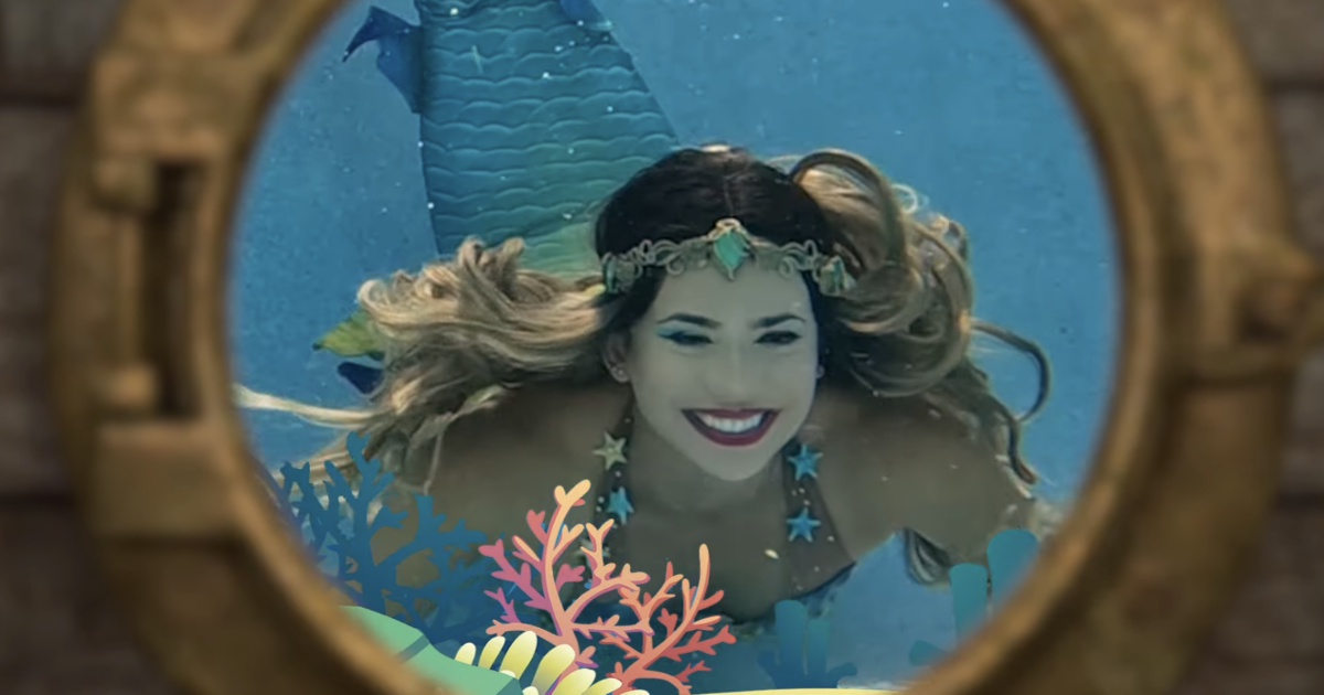 “Sono una sirena. Respiro, nuoto e parlo anche sott’acqua. Non è per deboli di cuore, solo la coda pesa quasi 20 chili”: la vita (e il lavoro) di Mermaid Elle “Sono una sirena. Respiro, nuoto e parlo anche sott’acqua. Non è per deboli di cuore, solo la coda pesa quasi 20 chili”: la vita (e il lavoro) di Mermaid Elle