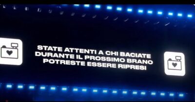Copertina di “State attenti a chi baciate potreste essere ripresi”: Max Pezzali aveva già previsto con largo anticipo il caos degli amanti beccati al concerto dei Coldplay