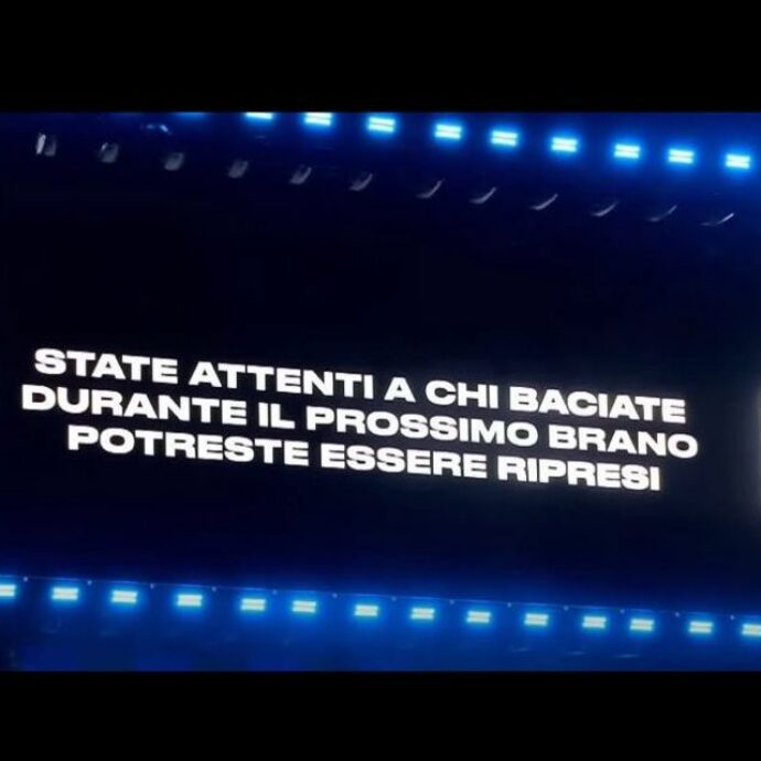 “State attenti a chi baciate potreste essere ripresi”: Max Pezzali aveva già previsto con largo anticipo il caos degli amanti beccati al concerto dei Coldplay