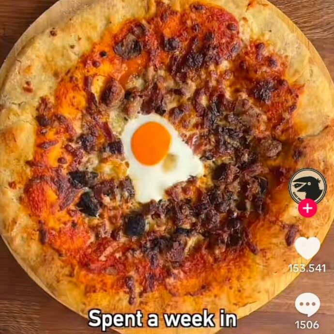 Disgusto per la pizza con gli ingredienti della colazione inglese del tiktoker Shef Phoenix: “In Italia non mi inviteranno più”. Missione riuscita