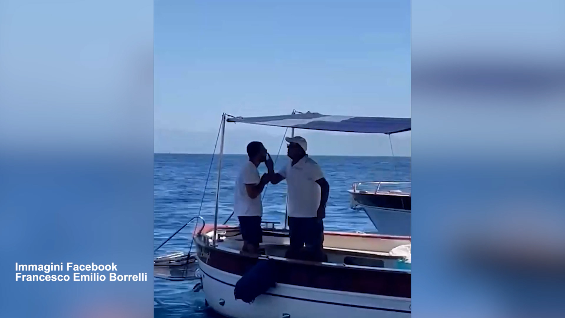 Lite tra barcaioli all’ingresso della Grotta Azzurra di Capri, la video denuncia di Borrelli: “Episodi ogni giorno” Lite tra barcaioli all’ingresso della Grotta Azzurra di Capri, la video denuncia di Borrelli: “Episodi ogni giorno”